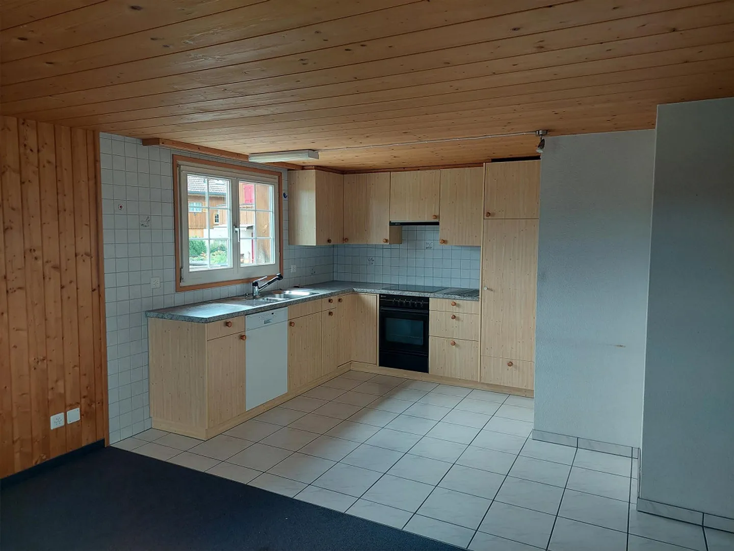 Charming apartment in a quiet location - Photo 3 of 7
