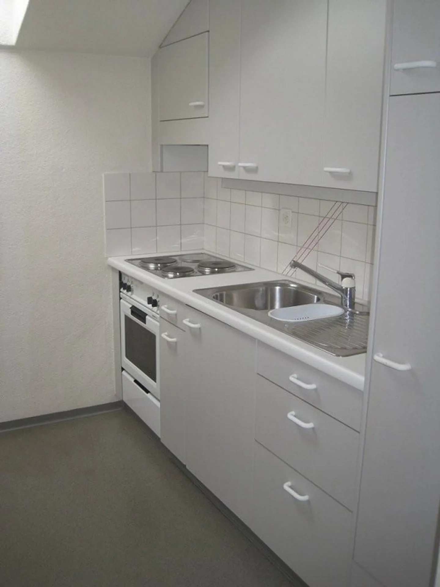 LOUER SANS CAUTION - Appartement sous les toits dans un emplacement calme - Photo 3 sur 4