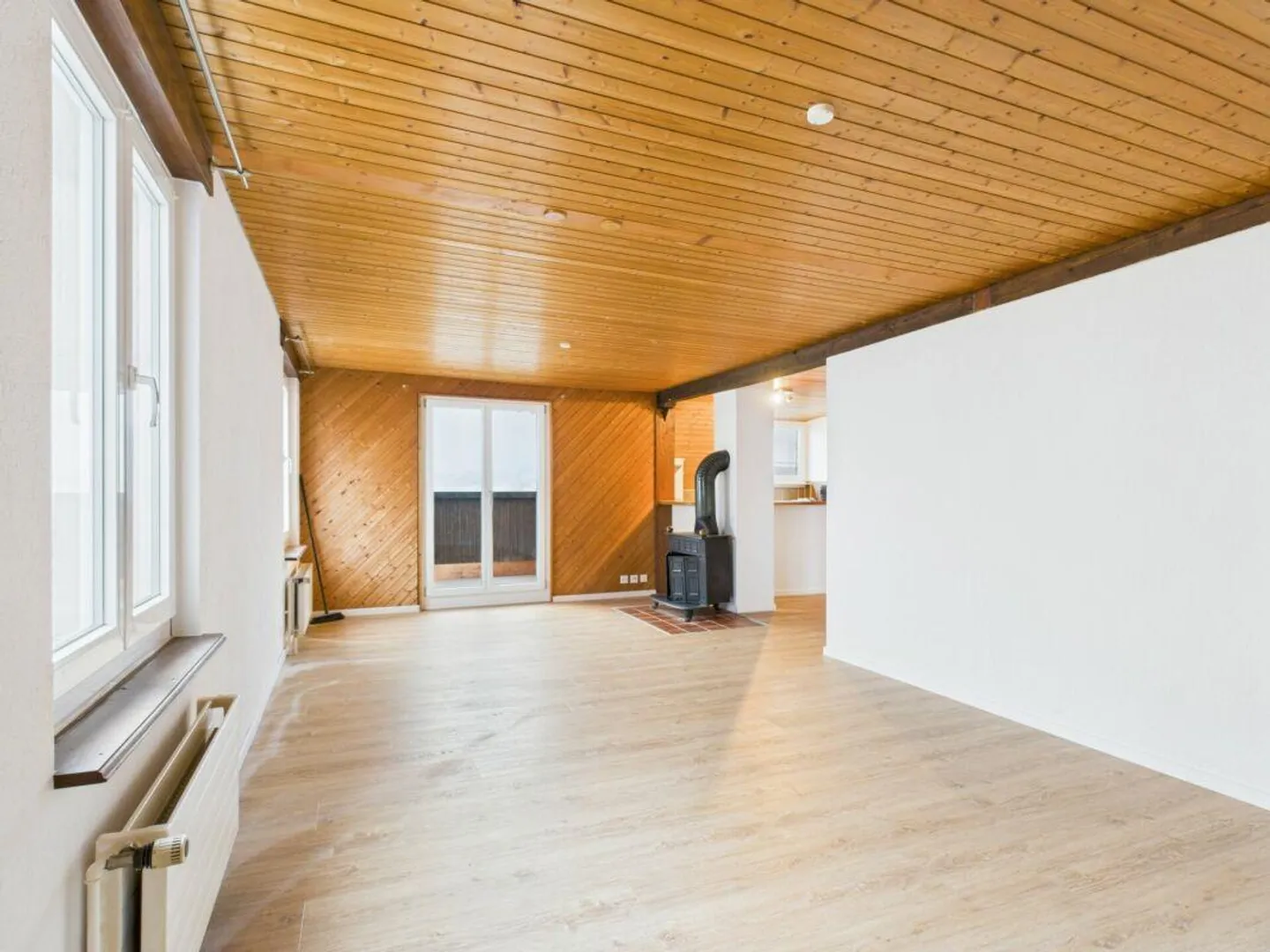 Helle Dachwohnung mit Blick auf die Berge - Foto 2 von 7