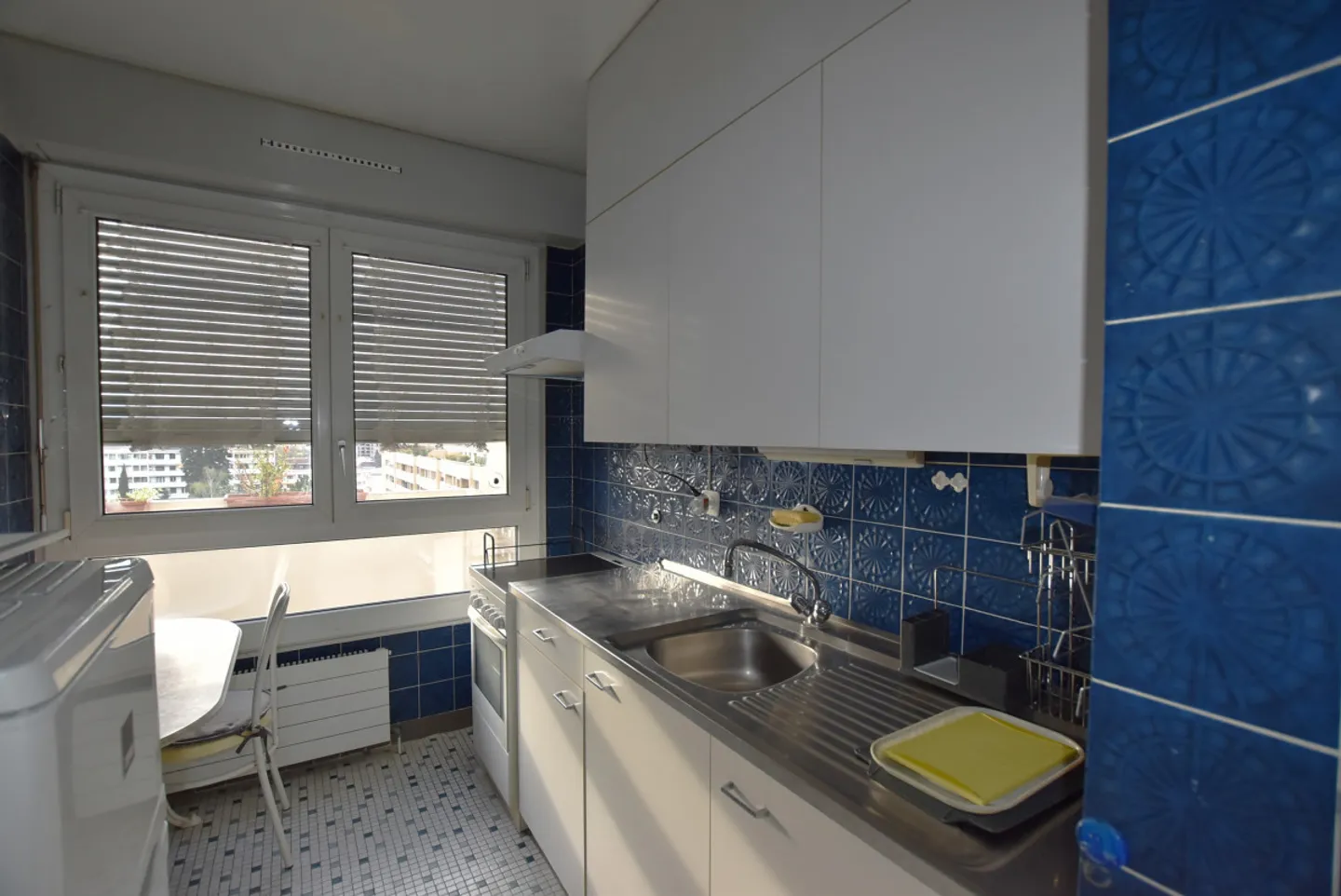 SCHÖNE MÖBLIERTE WOHNUNG MIT DOMINANTEM BLICK AUF DEN JURA IN THÔNEX - Foto 5 von 6