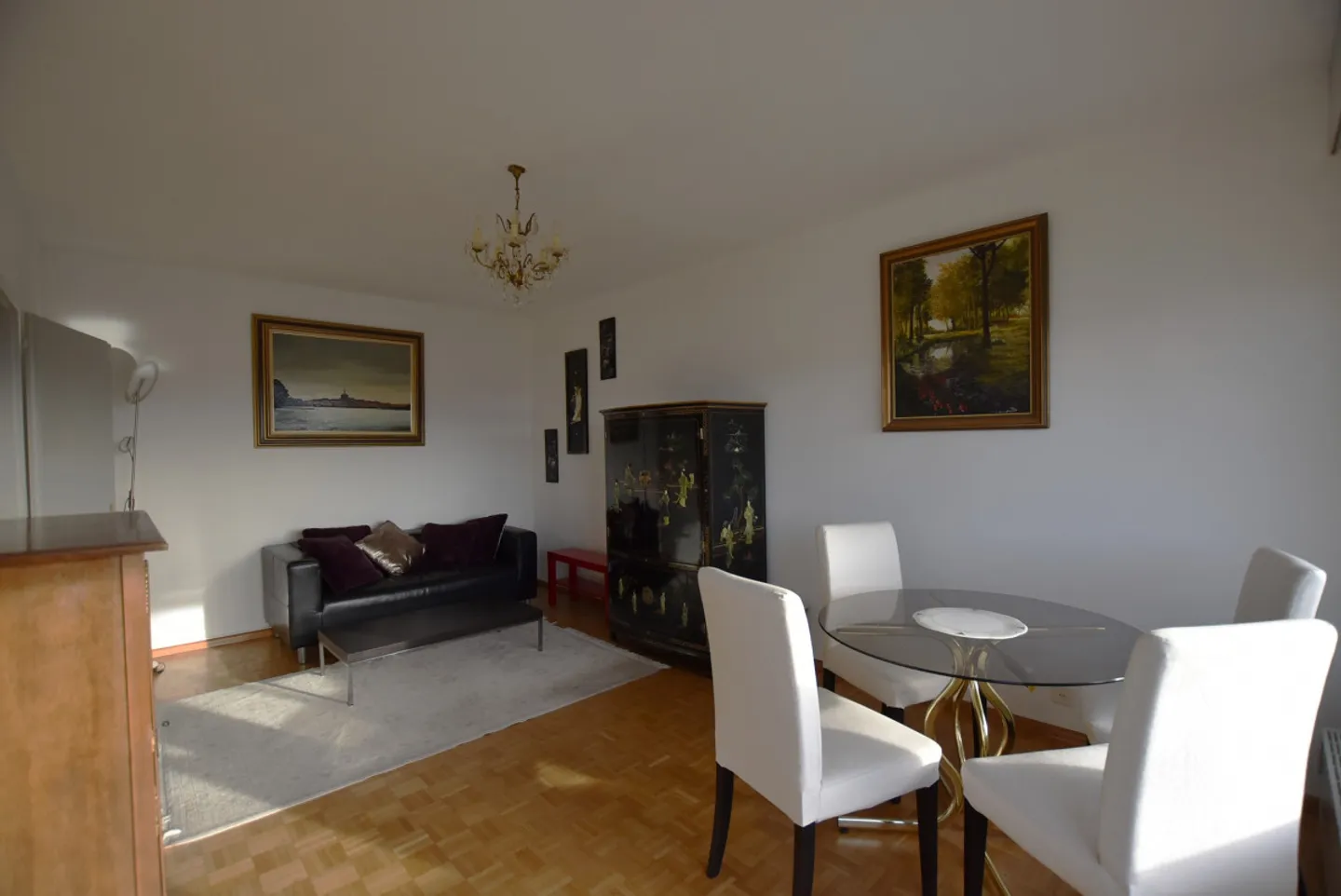 SCHÖNE MÖBLIERTE WOHNUNG MIT DOMINANTEM BLICK AUF DEN JURA IN THÔNEX - Foto 4 von 6