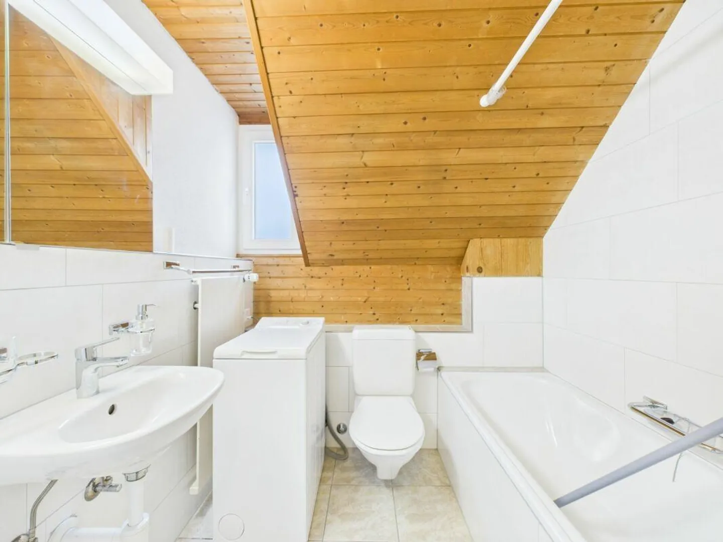 Helle Dachwohnung mit Blick auf die Berge - Foto 6 von 7