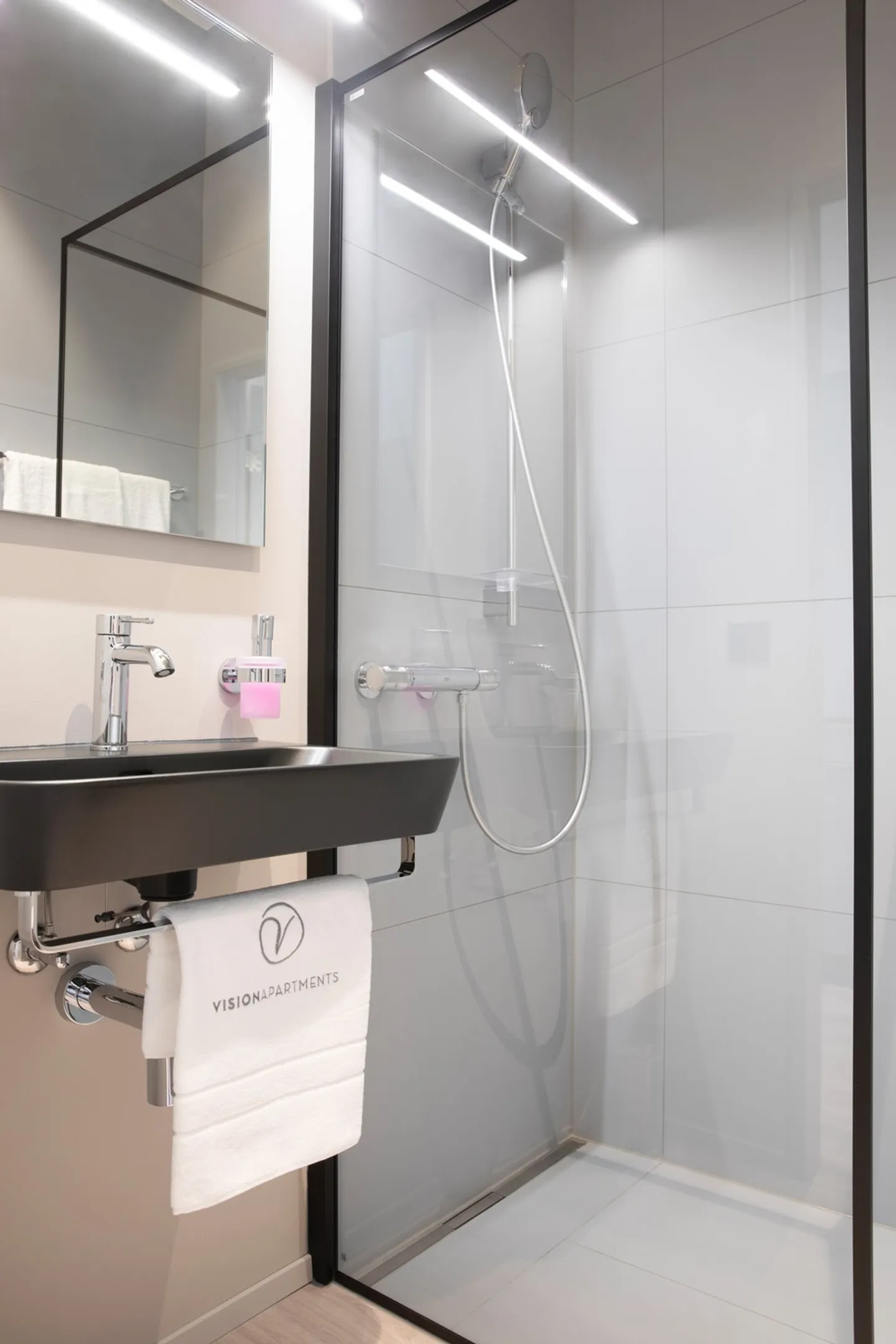 Cozy Studio with Balcony - Photo 5 of 7