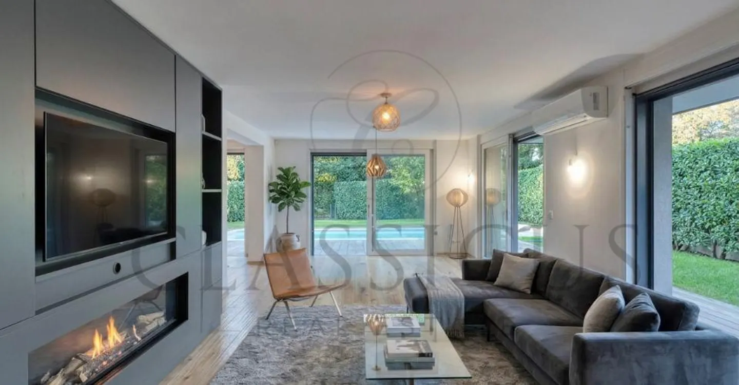 Contemporary House with Pool - Photo 4 of 12