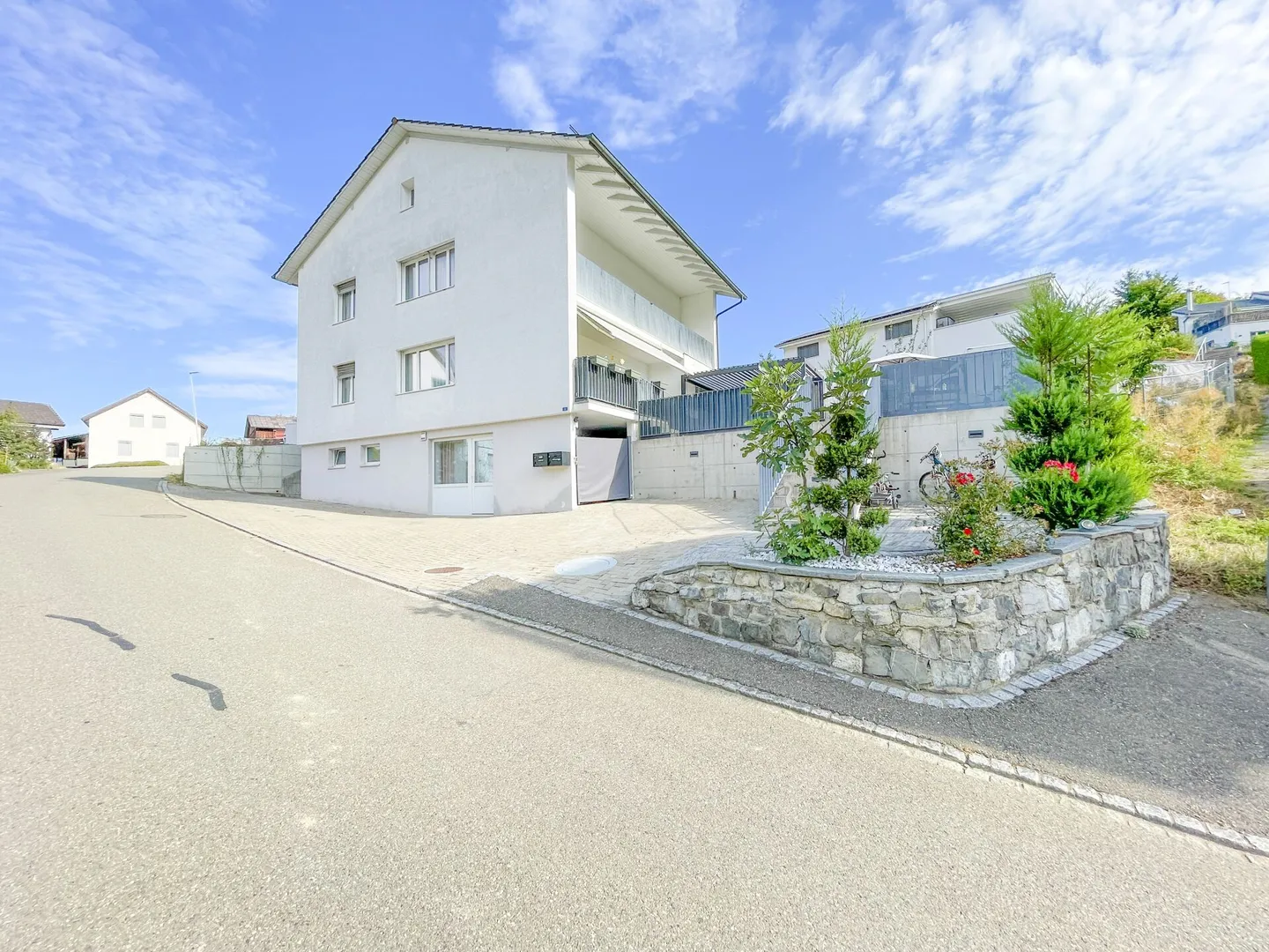 Casa bifamiliare immediatamente abitabile + progetto con permesso di costruzione - Foto 1 di 27