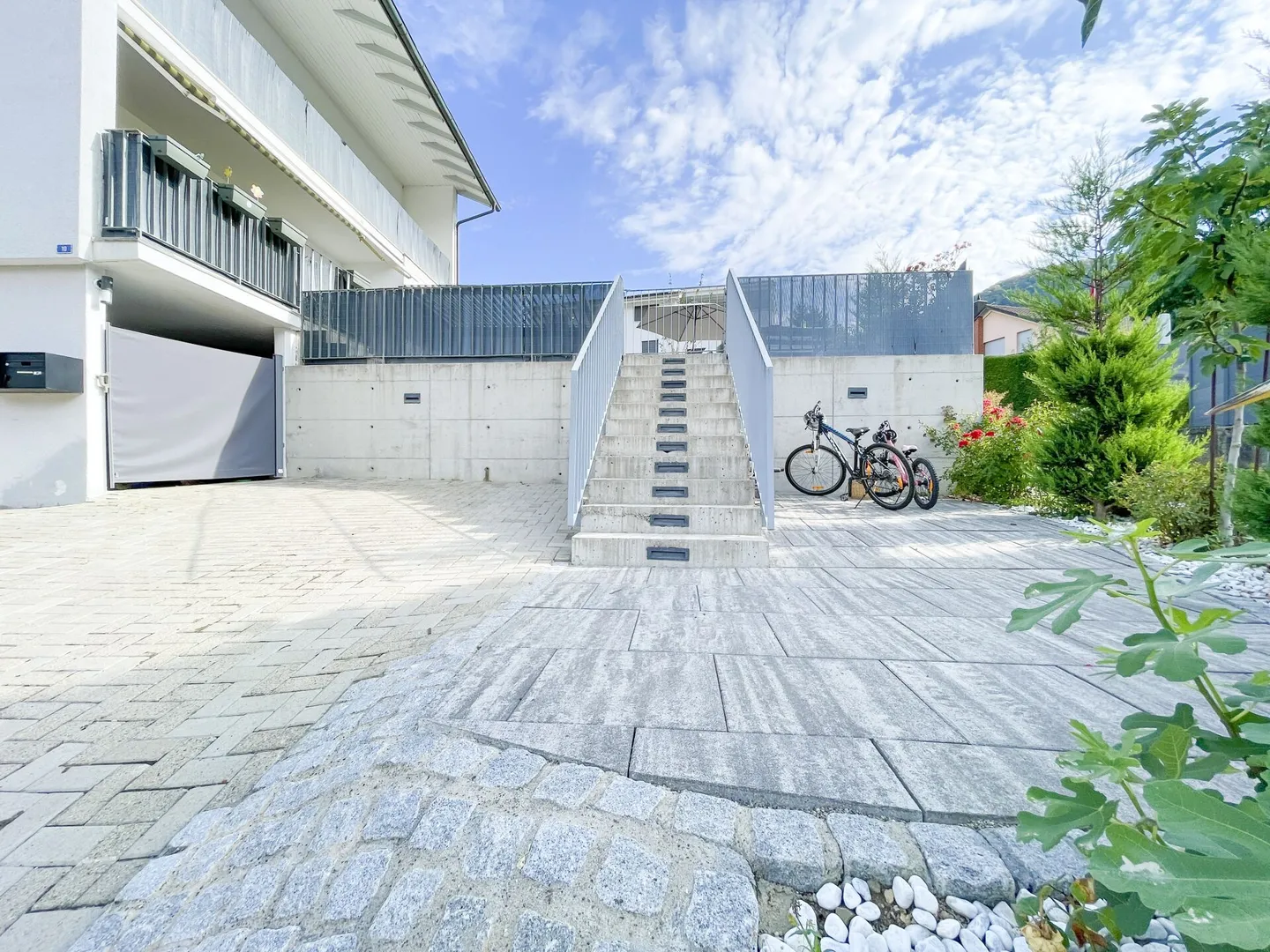 Casa bifamiliare immediatamente abitabile + progetto con permesso di costruzione - Foto 17 di 27