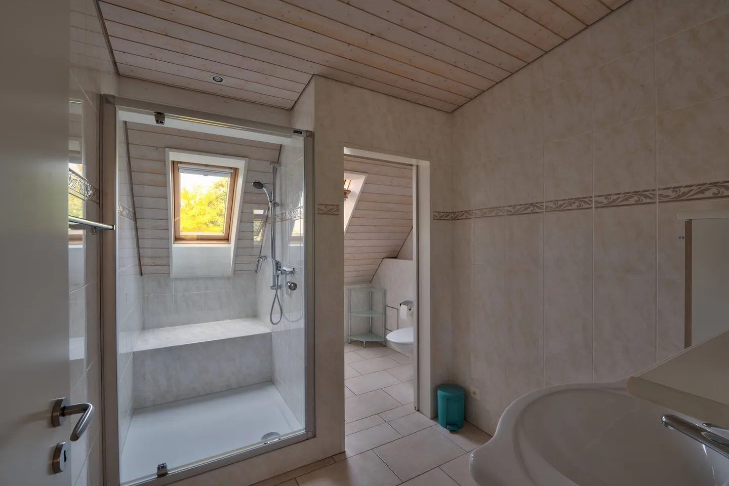 Extraordinary 5.5-room penthouse with a view in Aesch - Photo 5 of 11