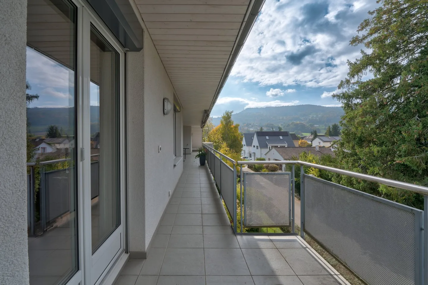 Extraordinary 5.5-room penthouse with a view in Aesch - Photo 10 of 11