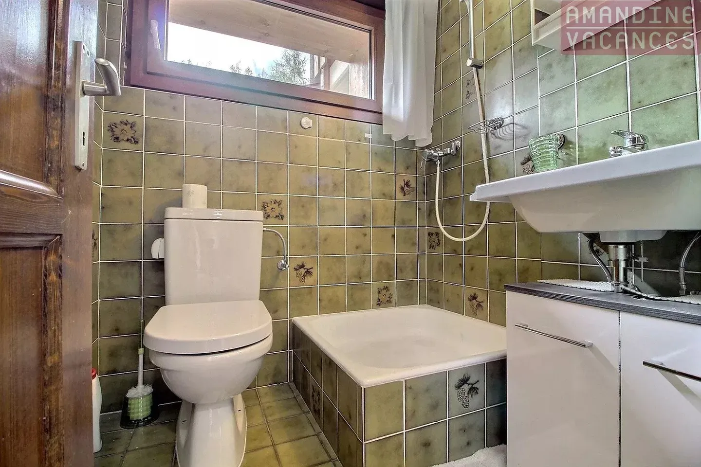 Location annuelle d'un studio avec vue dégagée - Photo 2 sur 10