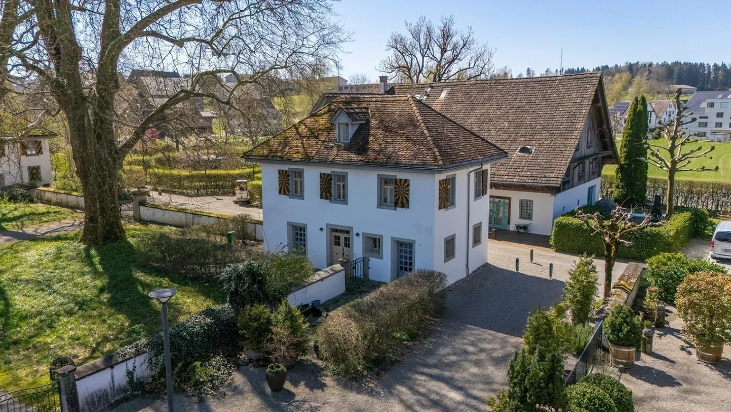 Living like in a fairy tale – the Alte Wacht in the Knonau Castle Park - Photo 1 of 13