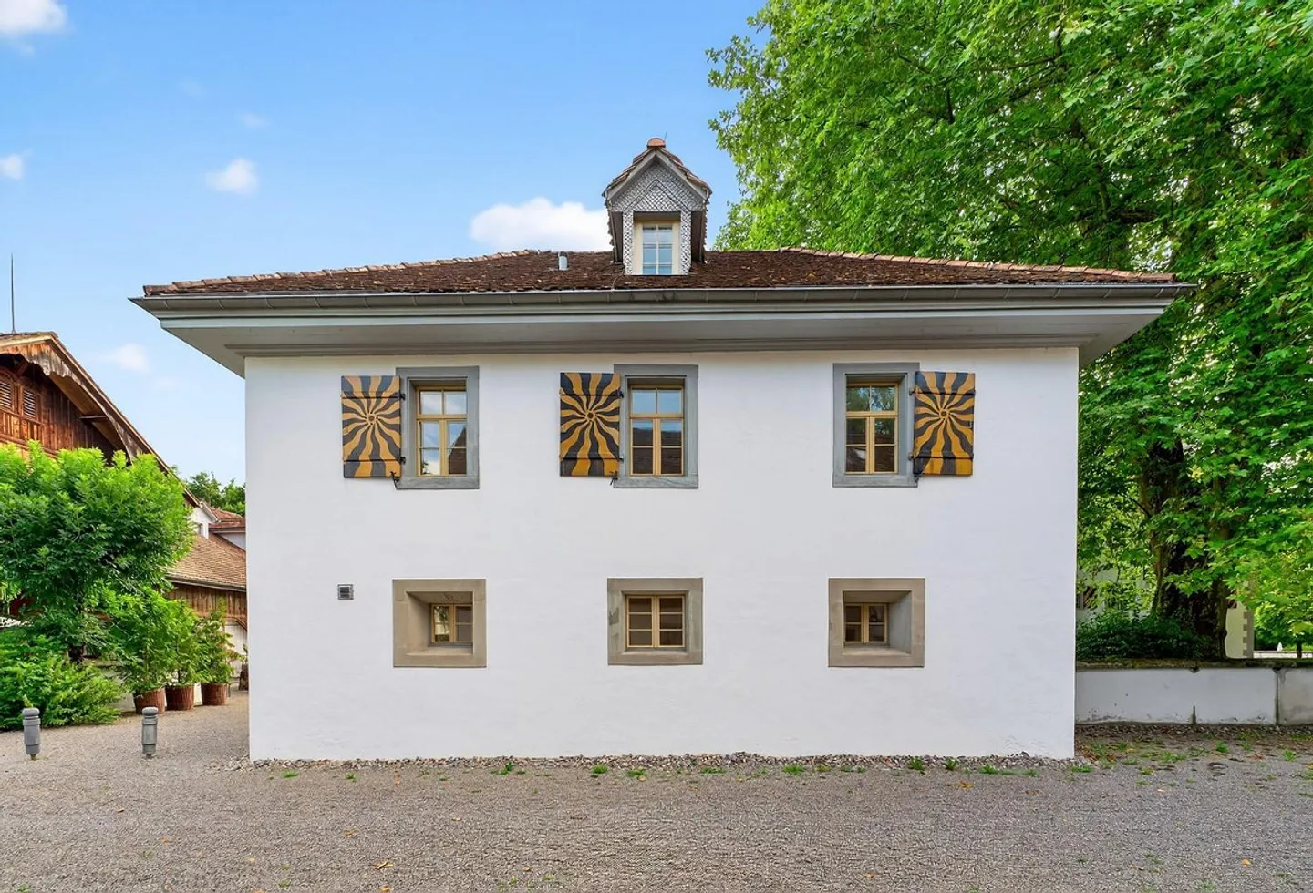 Living like in a fairy tale – the Alte Wacht in the Knonau Castle Park - Photo 3 of 13