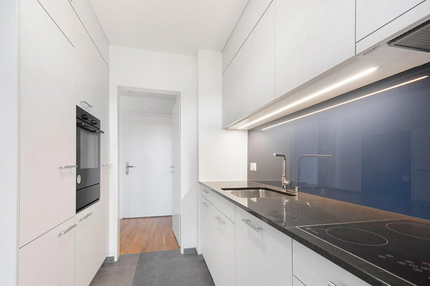 Schöne und helle Wohnung in grüner Umgebung - Foto 3 von 12