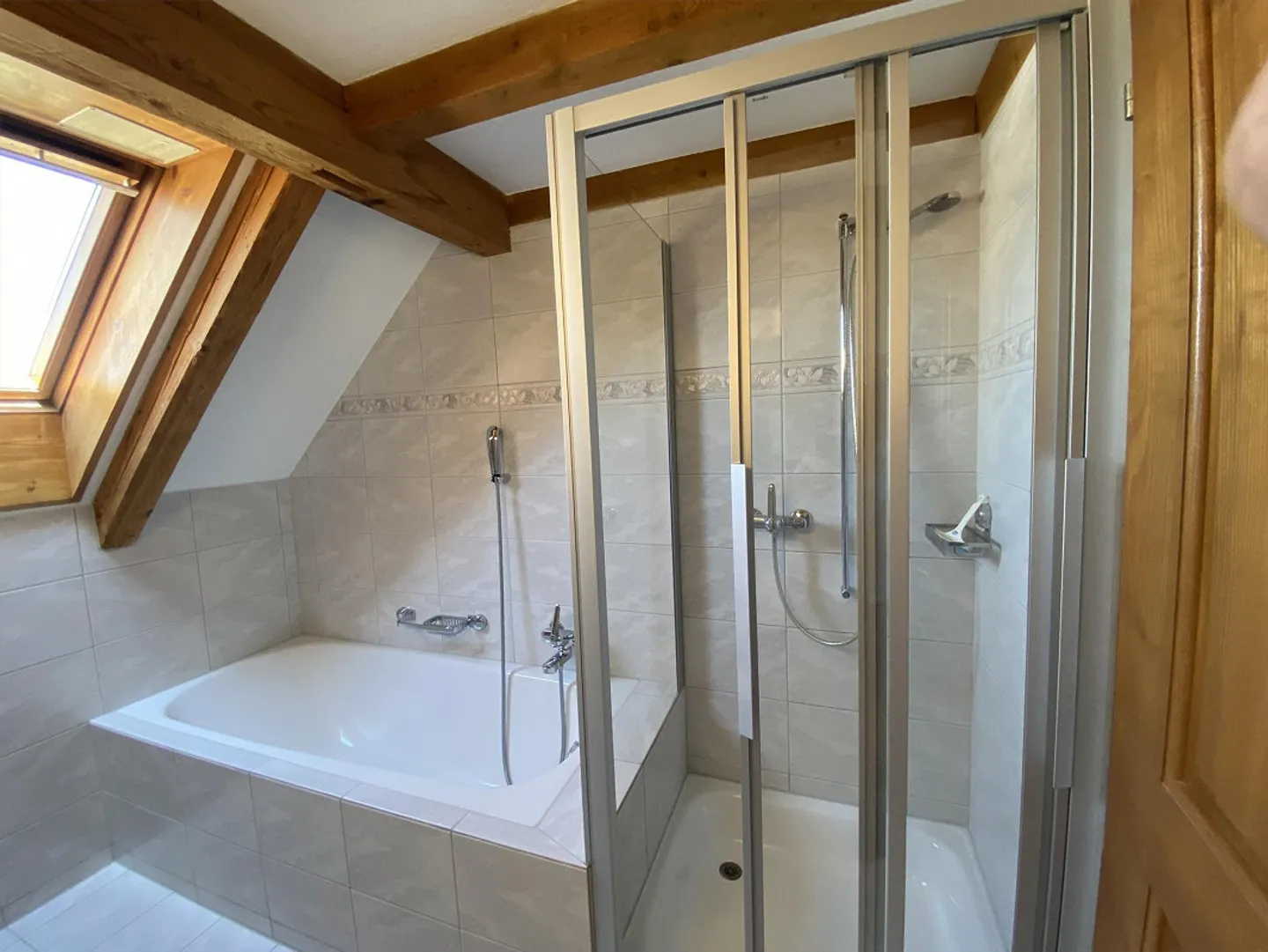 Appartement sous les combles 3,5 pièces (2ème étage) avec belle vue - Photo 6 sur 7