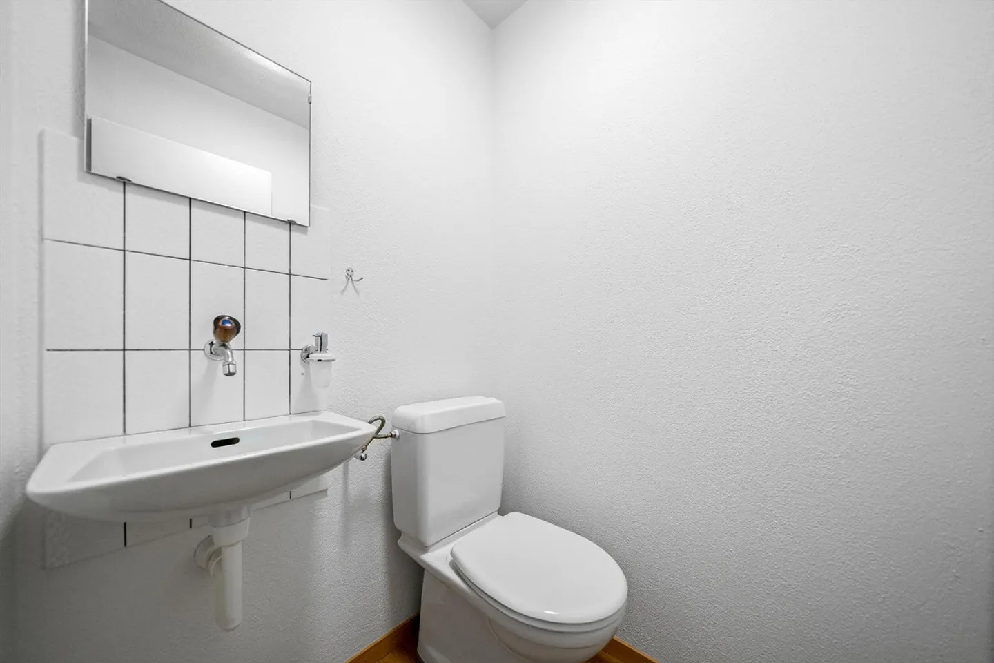 Bright, partially renovated apartment - Photo 3 of 16