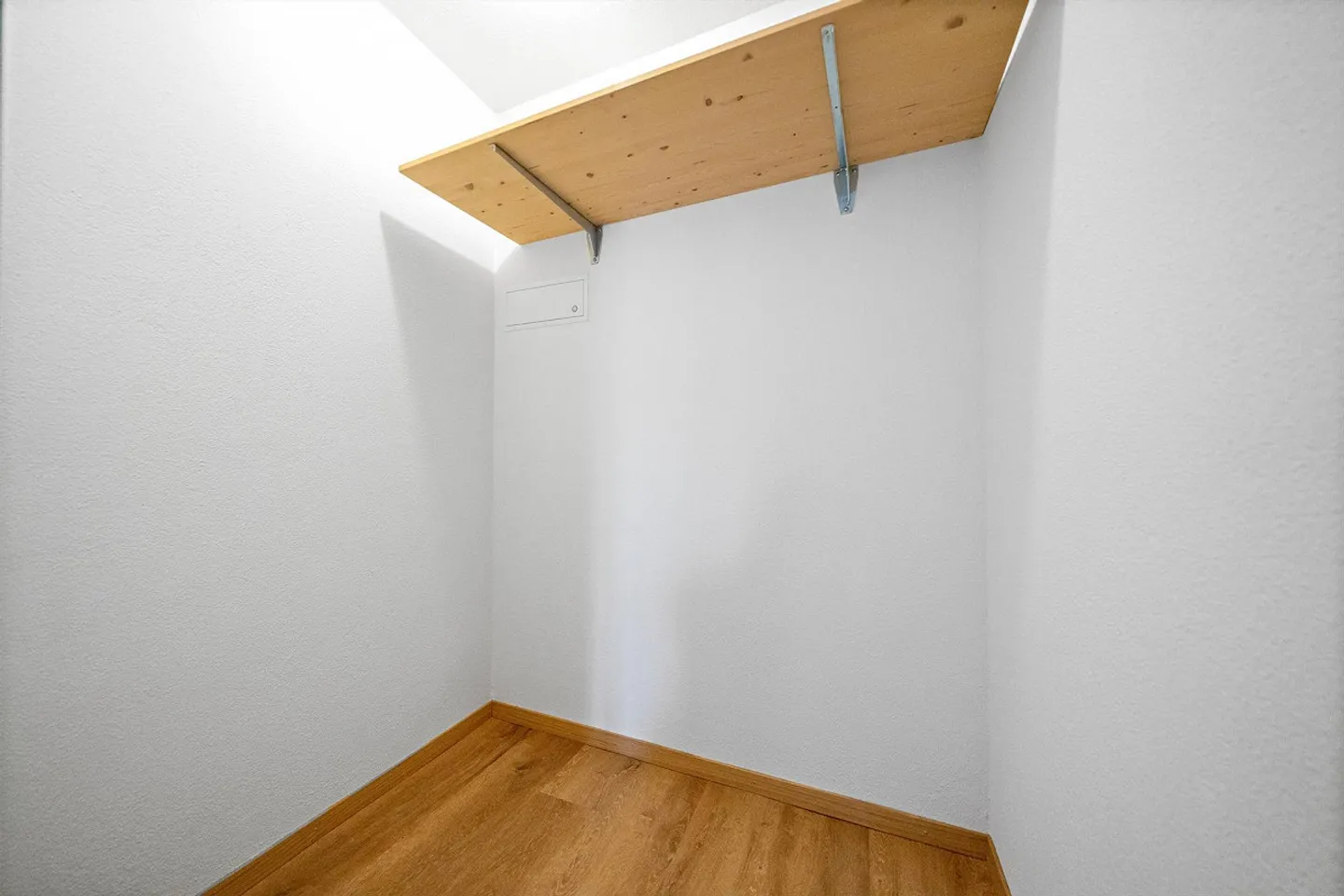 Bright, partially renovated apartment - Photo 4 of 16