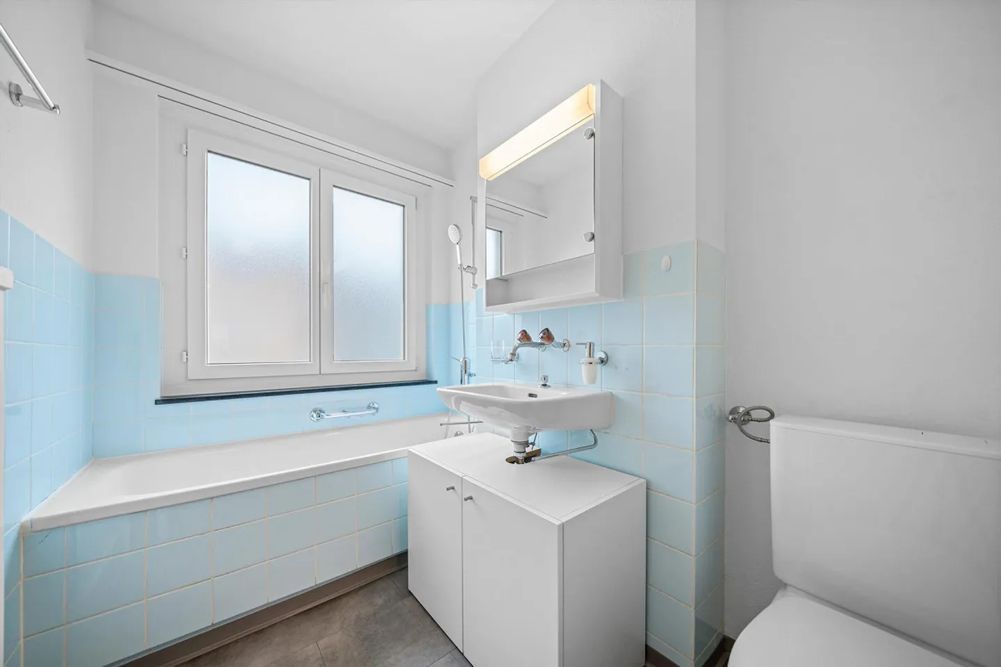 Bright, partially renovated apartment - Photo 12 of 16