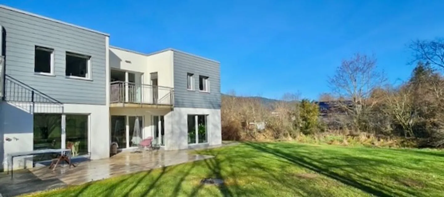 Villa spaziosa con giardino - Foto 1 di 13