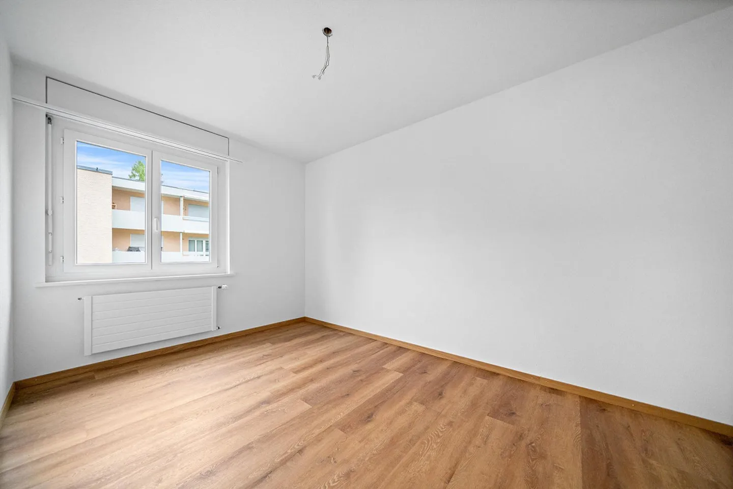 Bright, partially renovated apartment - Photo 13 of 16