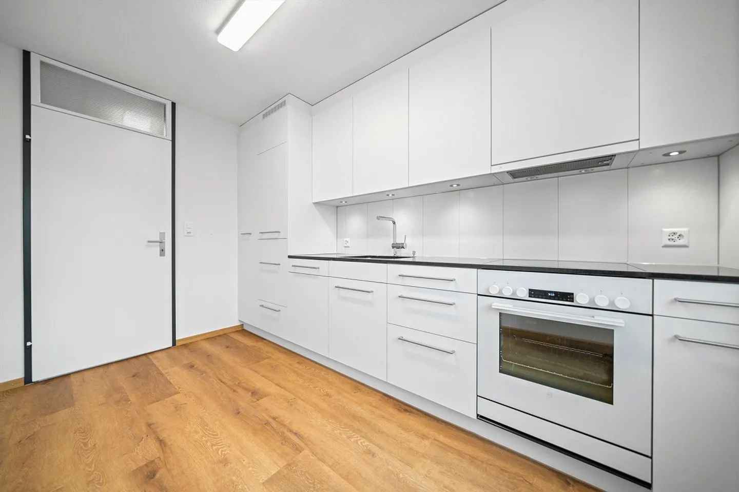 Bright, partially renovated apartment - Photo 9 of 16