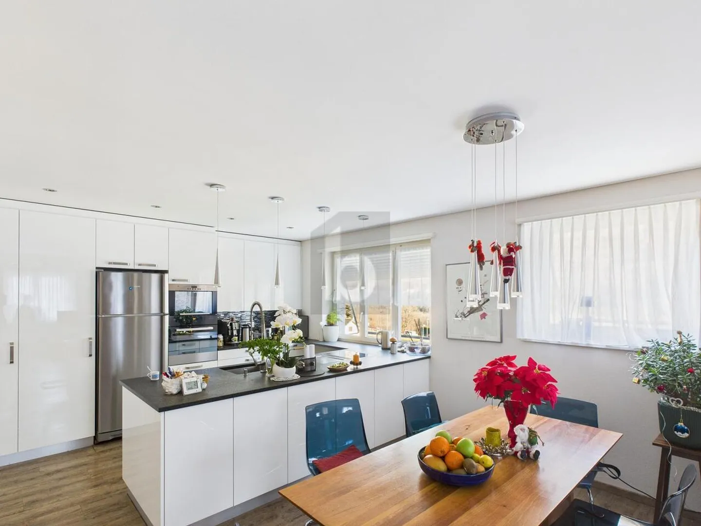 Spacious house in a quiet location with unobstructed views - Photo 2 of 6