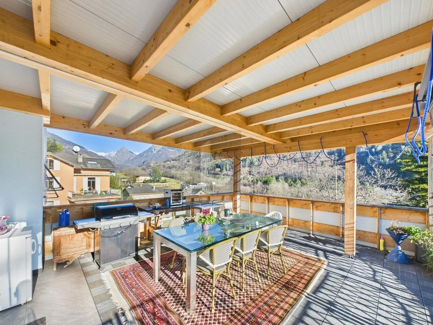 Spacious house in a quiet location with unobstructed views - Photo 3 of 6