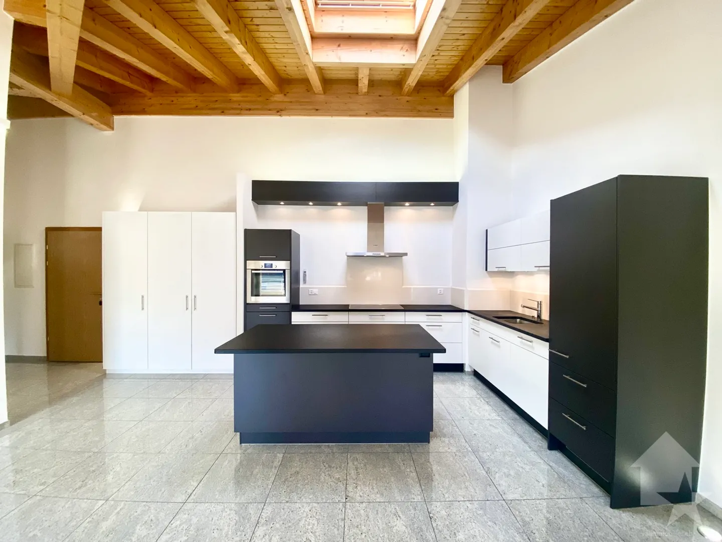 Magnificent penthouse apartment near the center, garage, park and view! - Photo 4 of 19