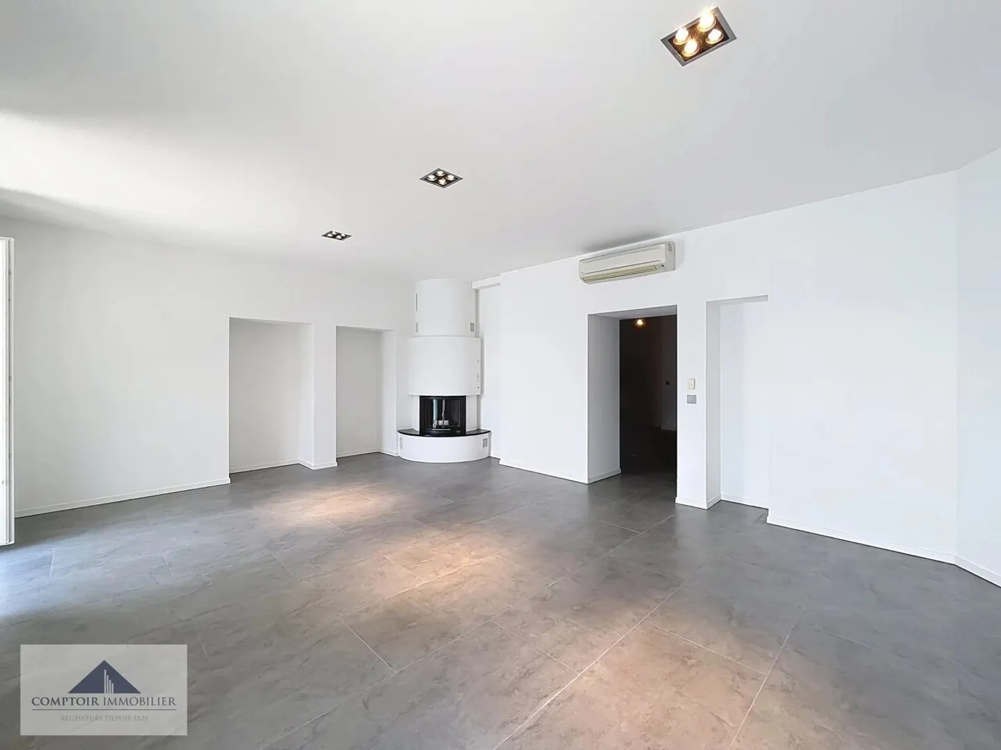 Luxury Apartment with Lake View - Photo 3 of 13