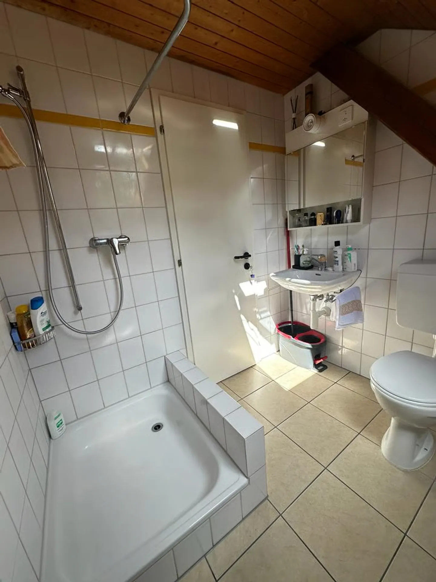 Charmantes Studio im Dachgeschoss - Foto 4 von 6