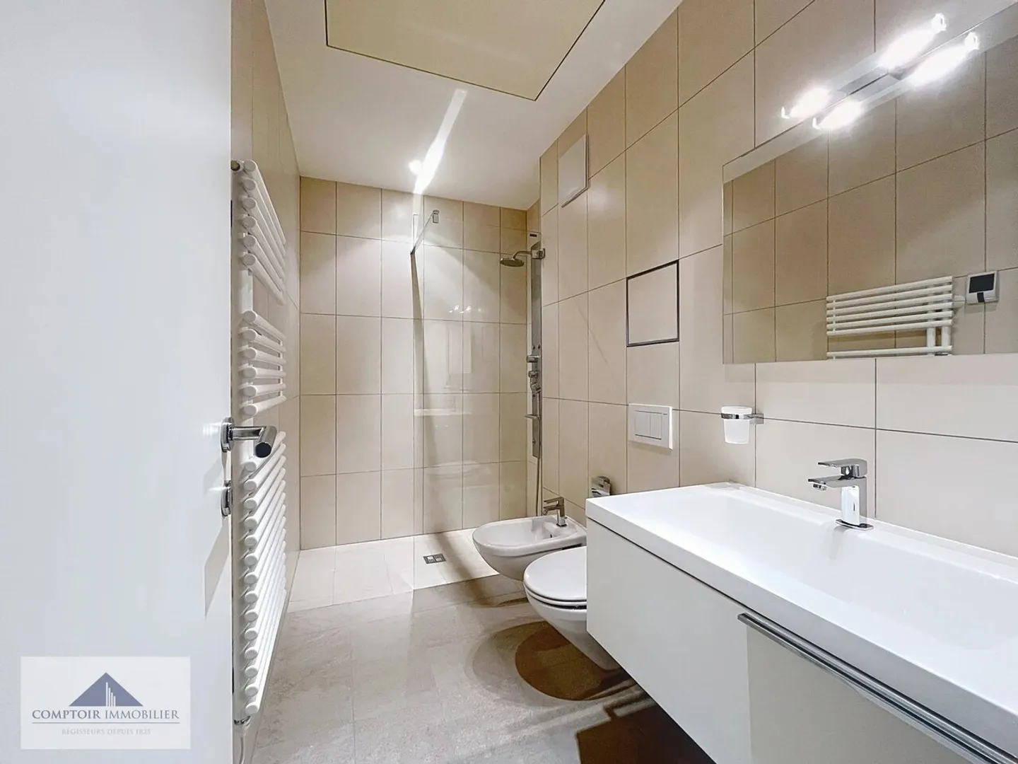 Luxury Apartment with Lake View - Photo 9 of 13