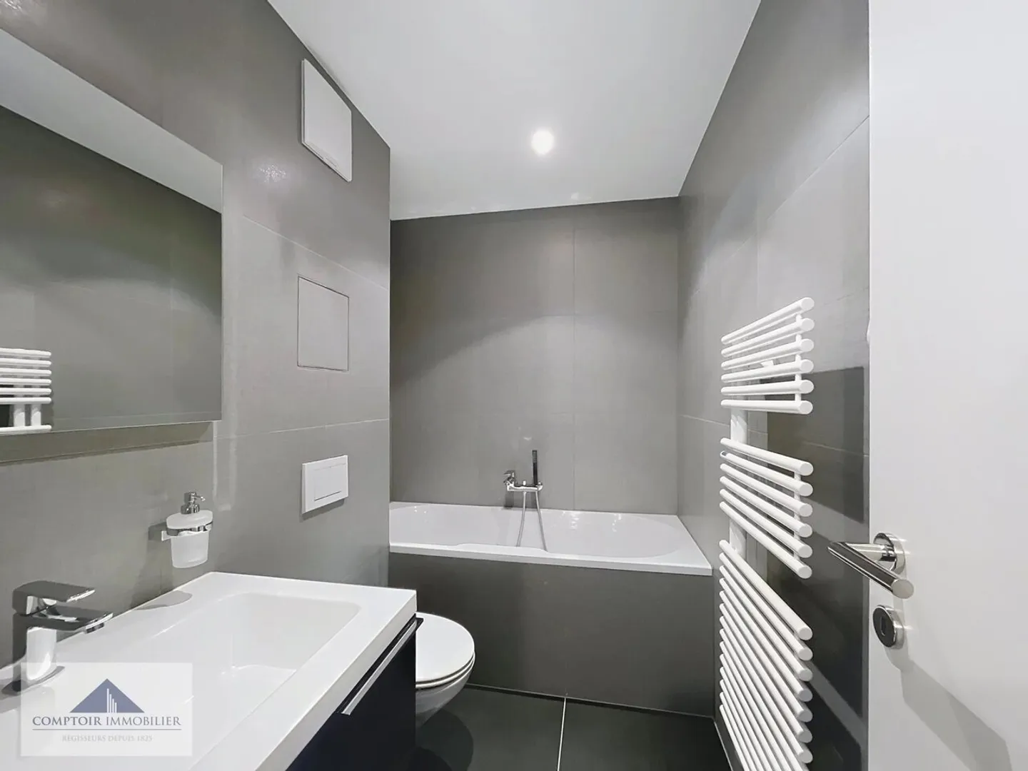 Luxury Apartment with Lake View - Photo 11 of 13