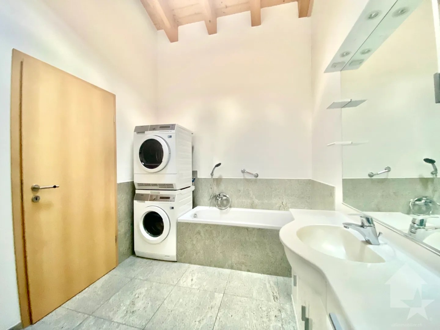 Magnificent penthouse apartment near the center, garage, park and view! - Photo 10 of 19