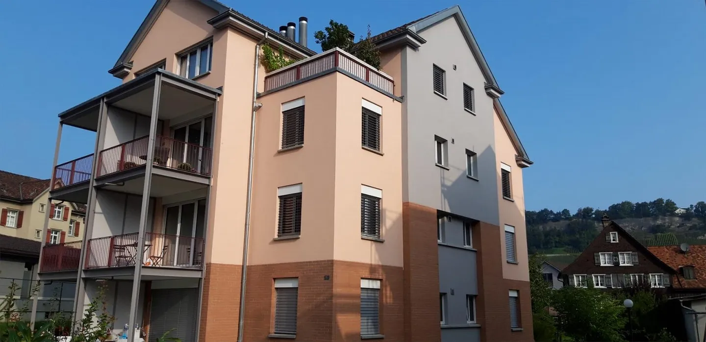 Appartamento 3.5 locali (1° piano R) nel centro del villaggio eppure nel verde - Foto 2 di 16