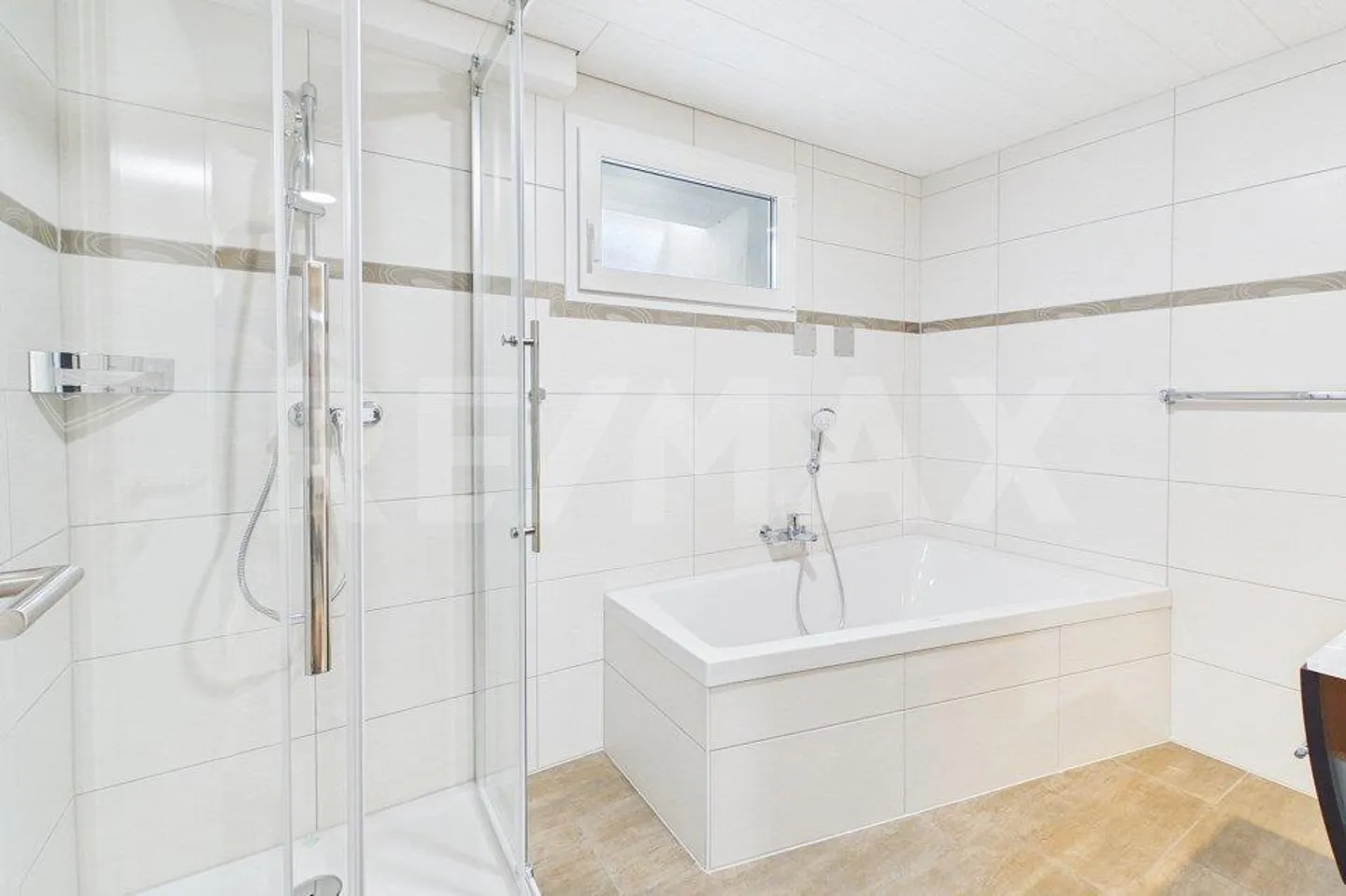 Maison familiale de 8 pièces entièrement rénovée avec beaucoup d'espace et de caractère - Photo 7 sur 13
