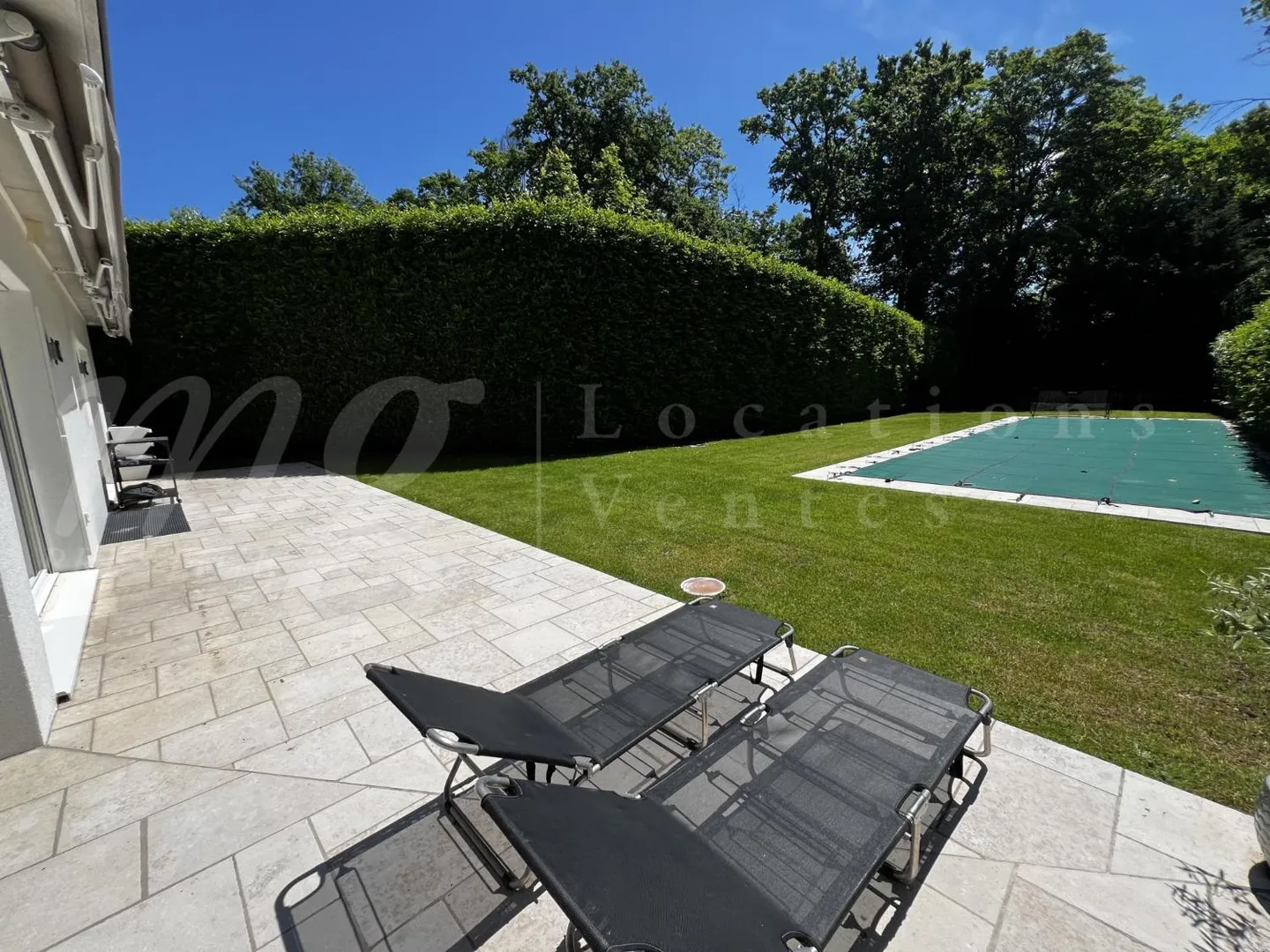 In esclusiva! MAGNIFICA CASA MODERNA DI 300 M2 CON GRANDE GIARDINO E PISCINA - Foto 2 di 8