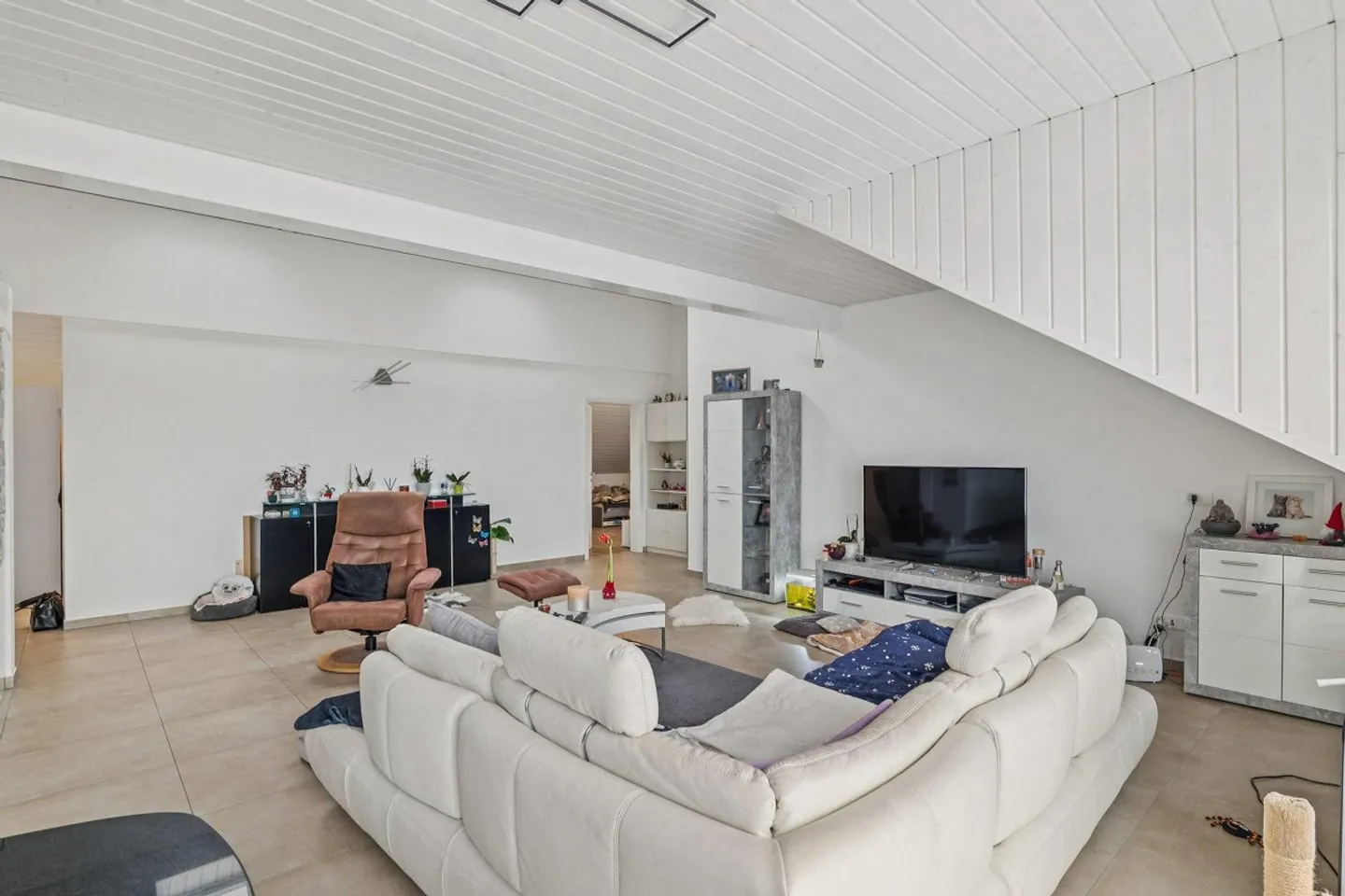 APPARTAMENTO MODERNO SOTTO IL TETTO ALL'AARE - Foto 2 di 5