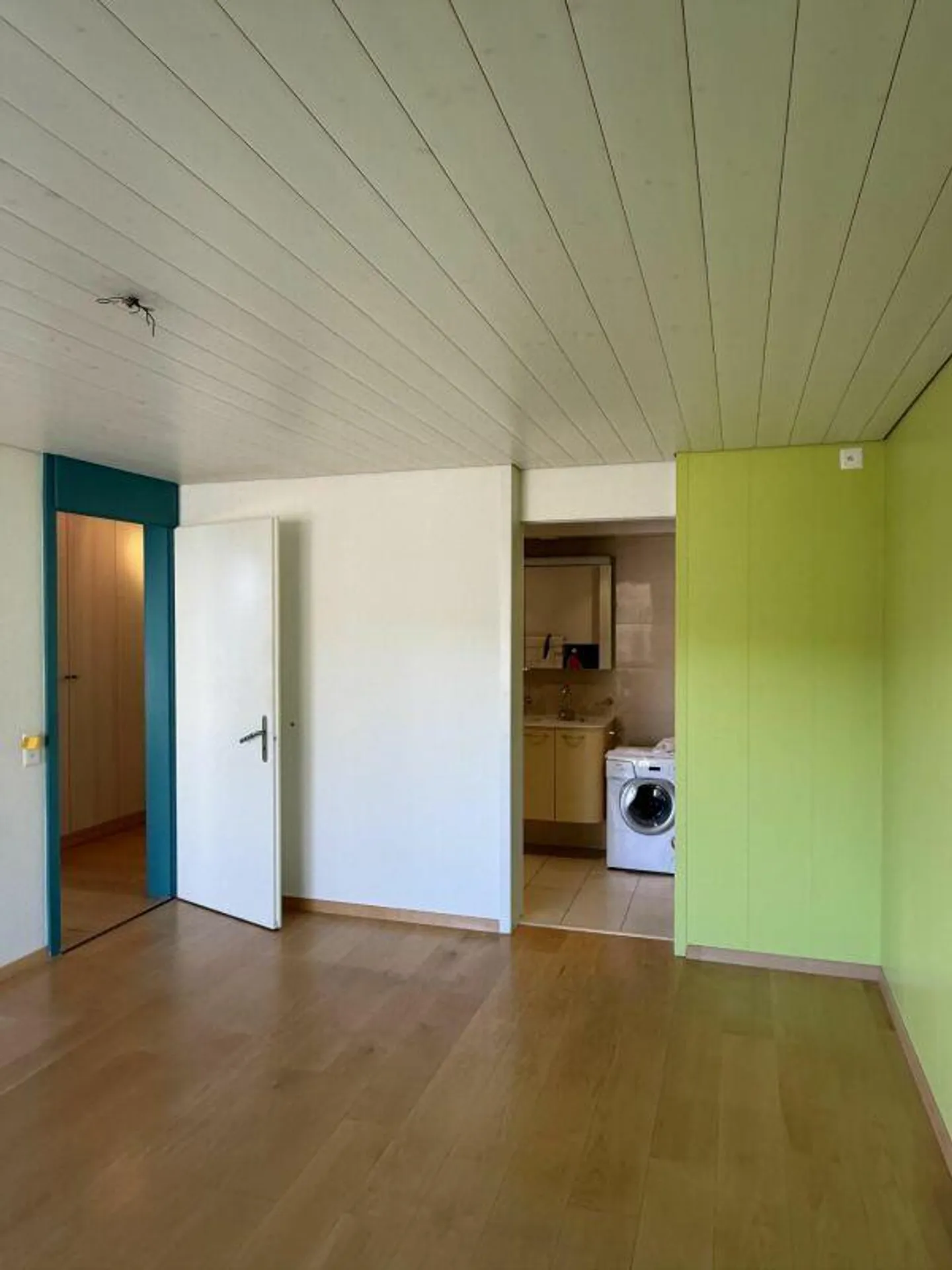 Generous terrace house - Photo 8 of 11