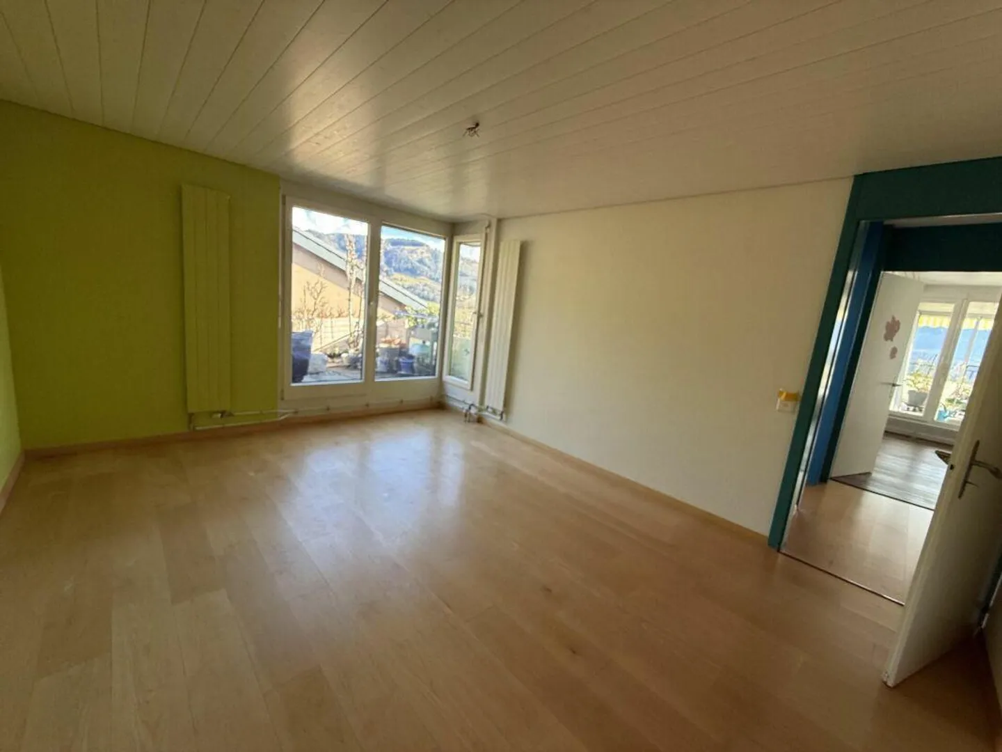 Generous terrace house - Photo 5 of 11