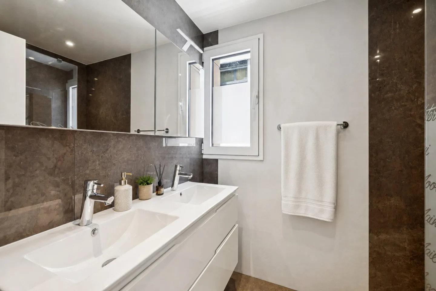 3.5 room apartment with lake view - Photo 8 of 11