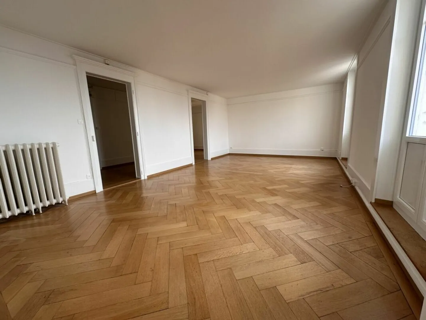 Magnificent 6-room apartment on the top floor of a character building - Rue Edouard-Desor 3 in Neuchâtel - Photo 4 of 11