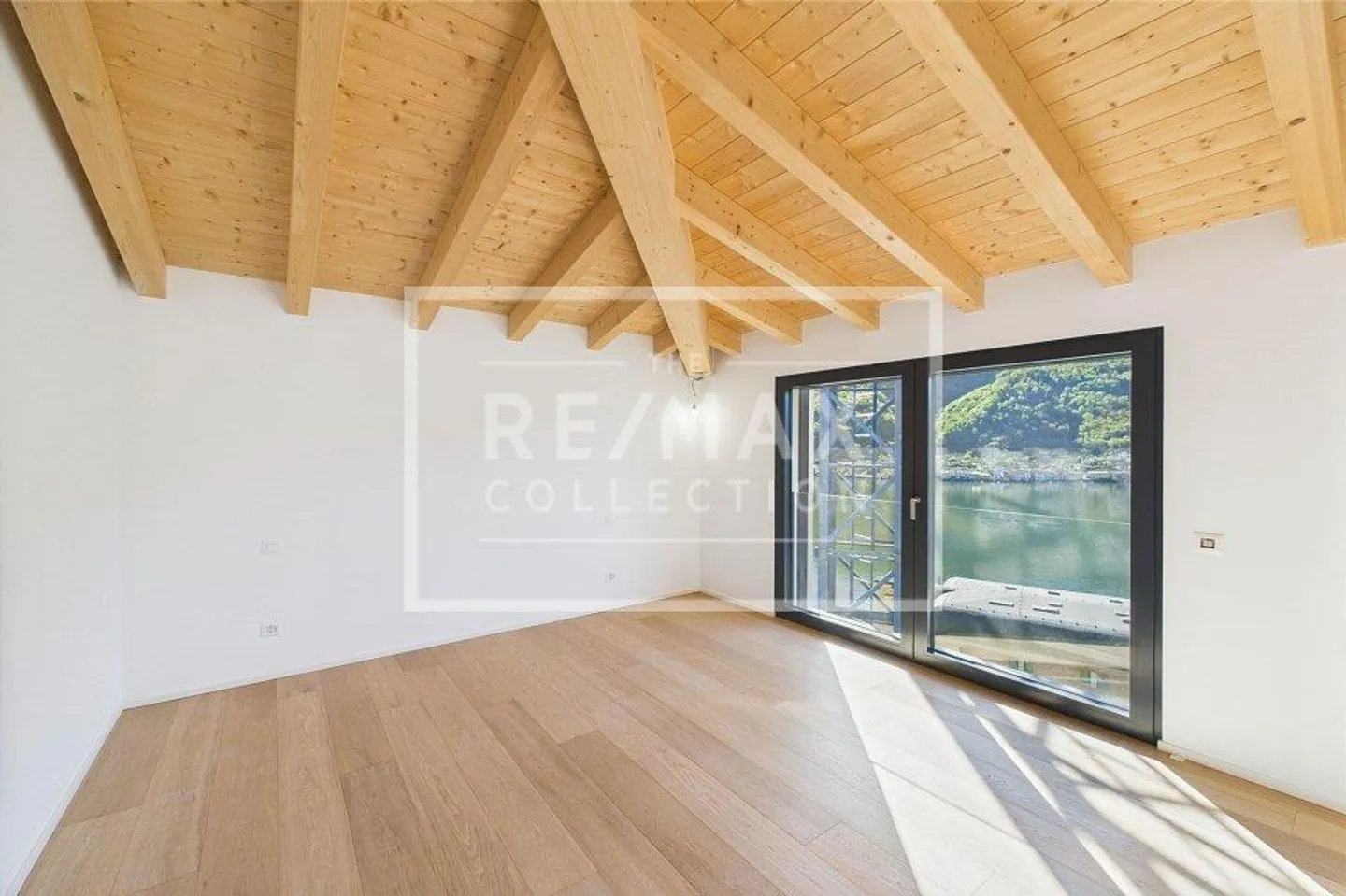 Affascinante Villa con una magnifica vista lago - Foto 3 di 13