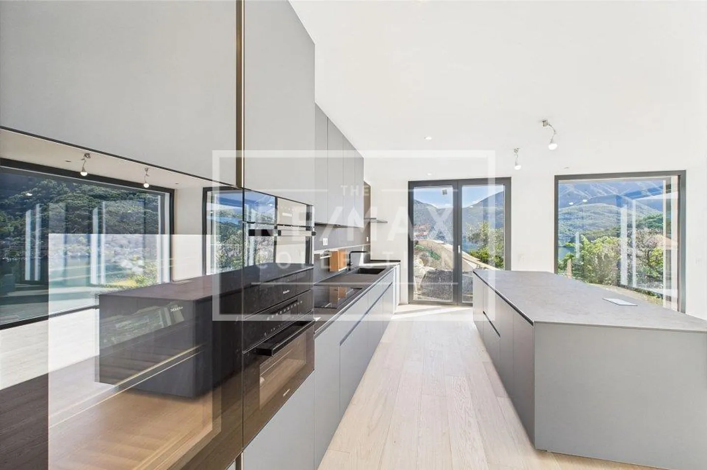 Affascinante Villa con una magnifica vista lago - Foto 4 di 13