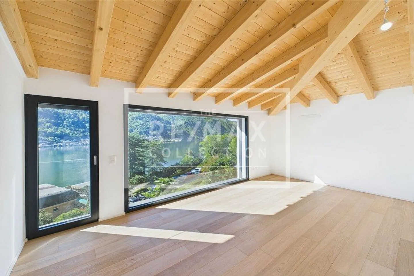 Affascinante Villa con una magnifica vista lago - Foto 1 di 13