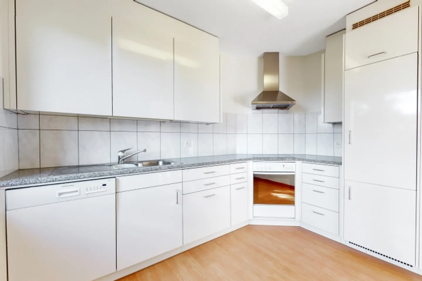 Living in a beautifully green environment yet close to the city center - Photo 2 of 10
