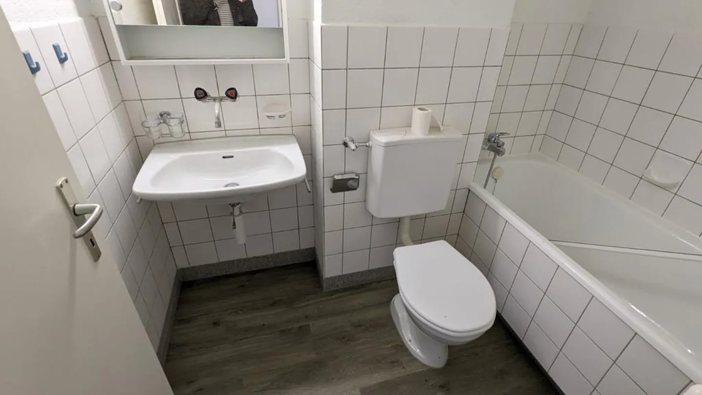 Appartement 2 pièces partiellement rénové avec vue sur la prairie - Photo 5 sur 9