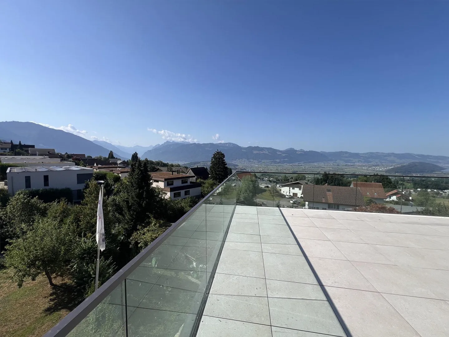 Appartement Attique de Luxe avec Vue sur le Lac - Photo 2 sur 12
