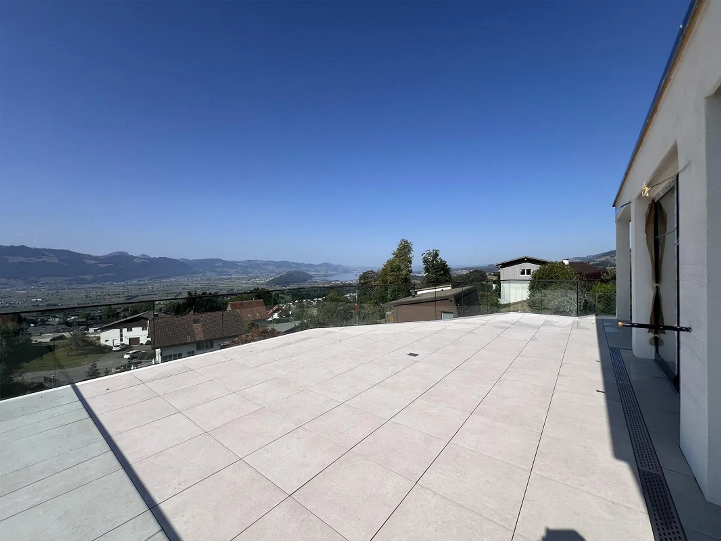 Appartement Attique de Luxe avec Vue sur le Lac - Photo 3 sur 12