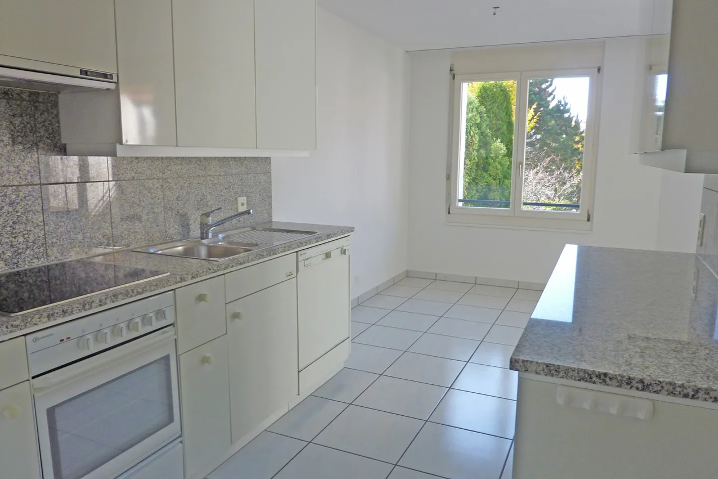 Sunny residential area with large garden seating area - Photo 5 of 10