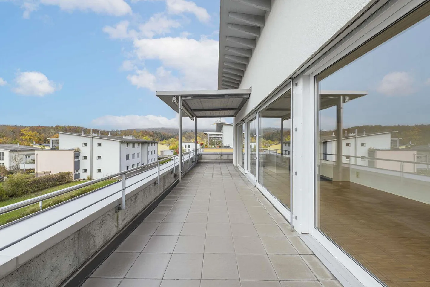 Appartement en attique lumineux de 4,5 pièces avec grande terrasse - Photo 1 sur 10