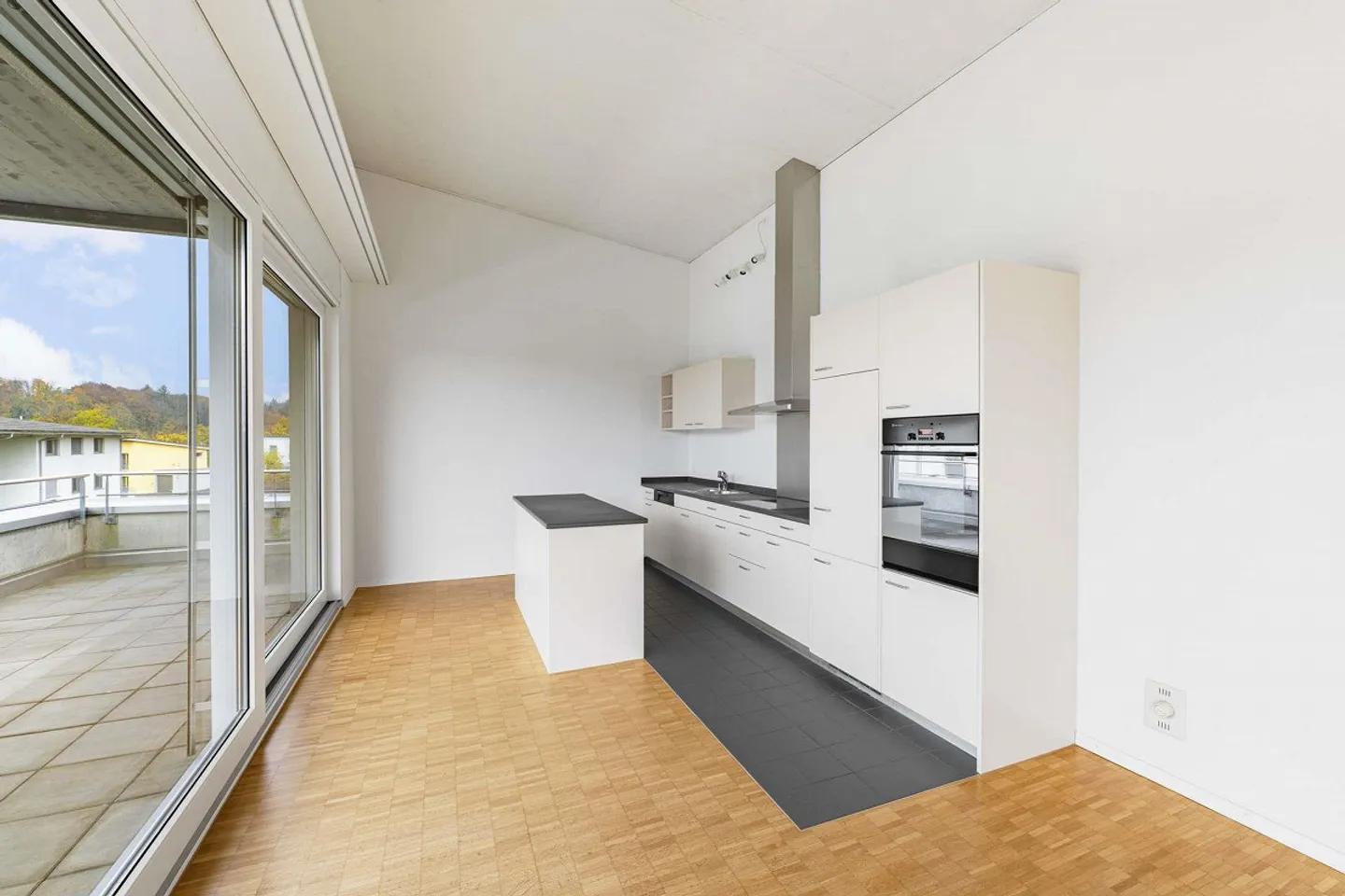 Appartement en attique lumineux de 4,5 pièces avec grande terrasse - Photo 3 sur 10