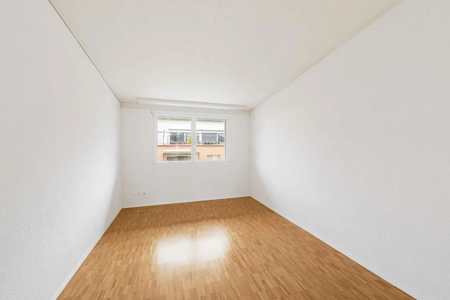 Appartement en attique lumineux de 4,5 pièces avec grande terrasse - Photo 4 sur 10